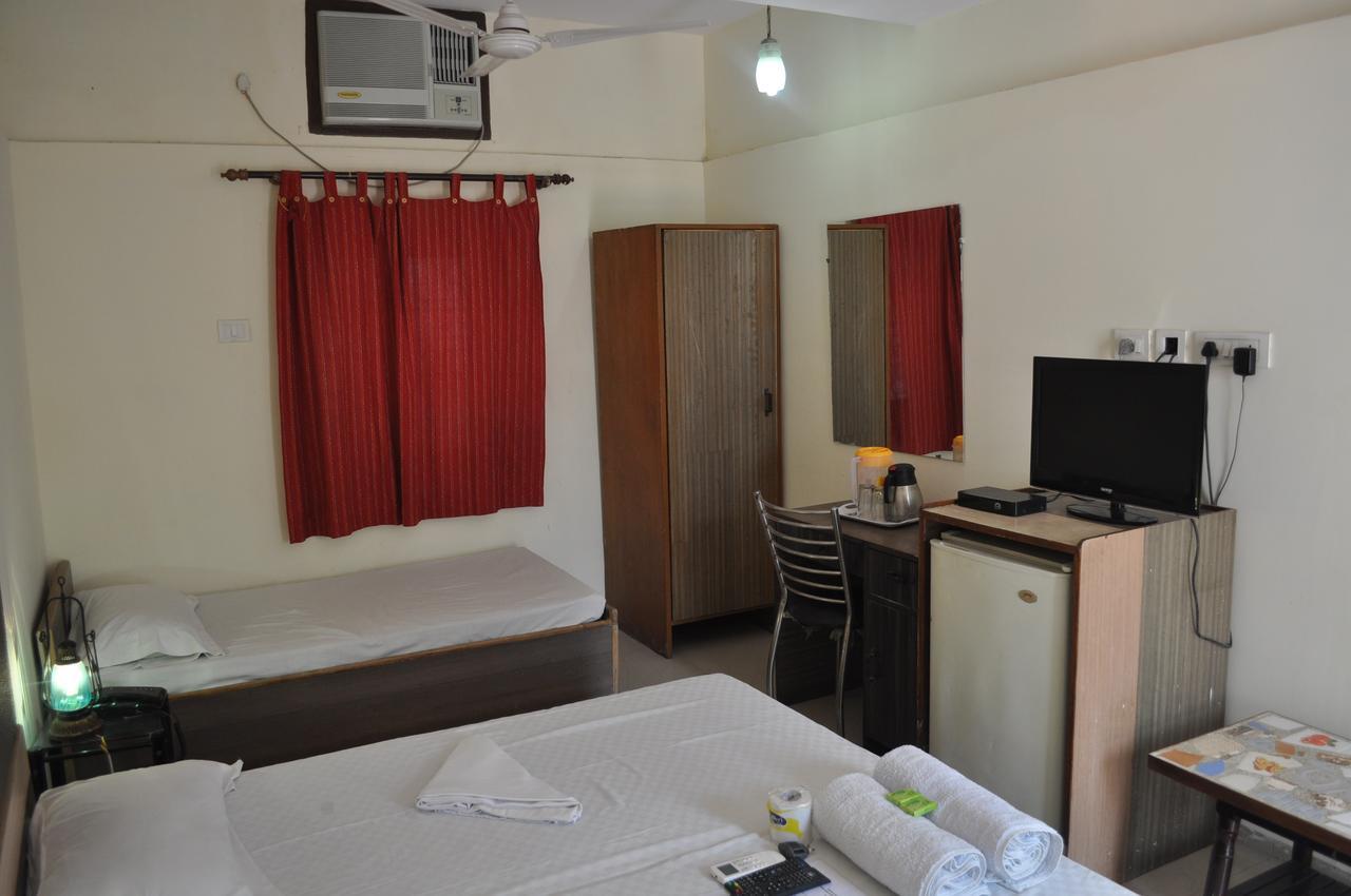 Hotel Kabli New Delhi Exteriör bild
