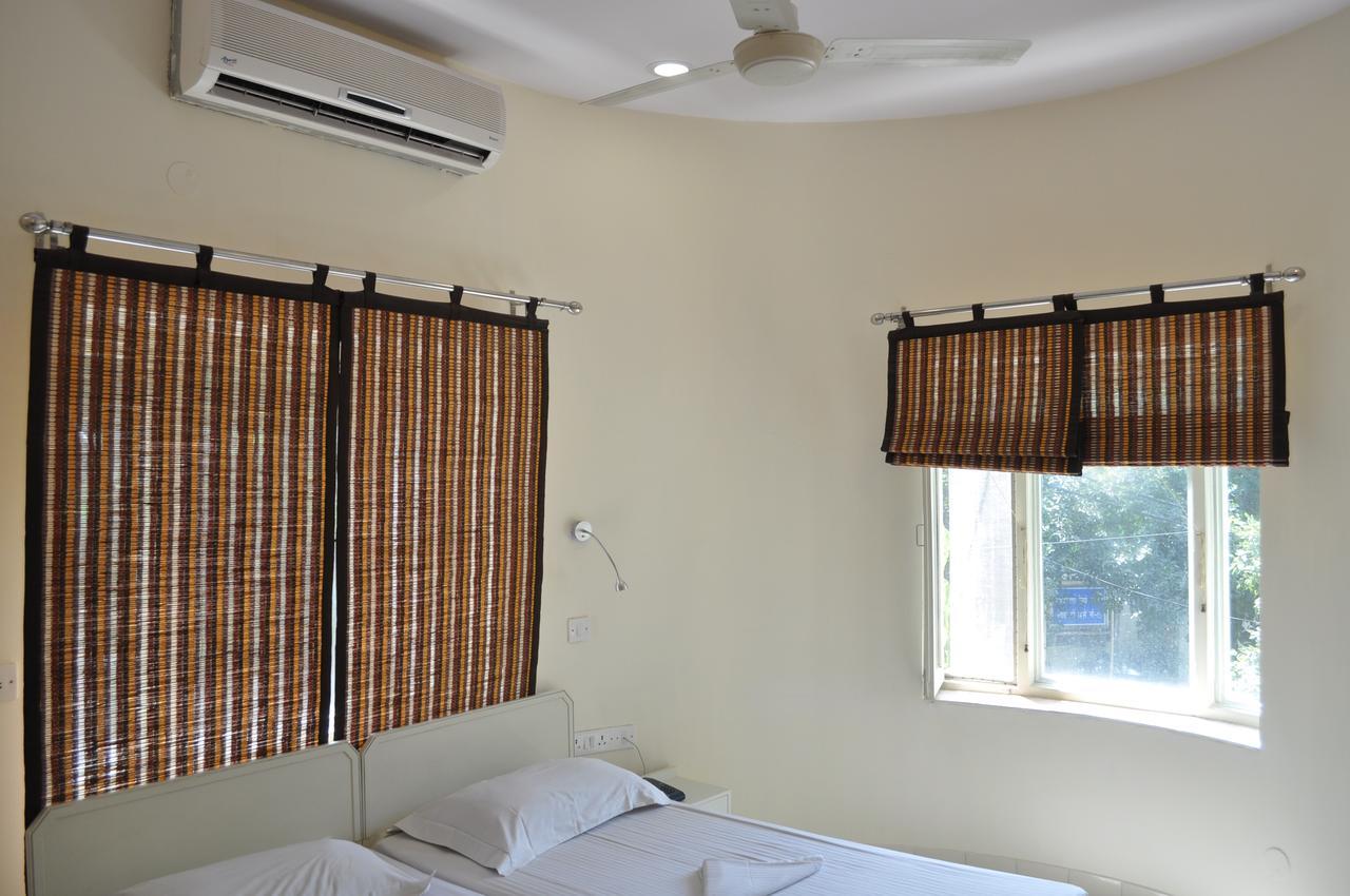 Hotel Kabli New Delhi Exteriör bild