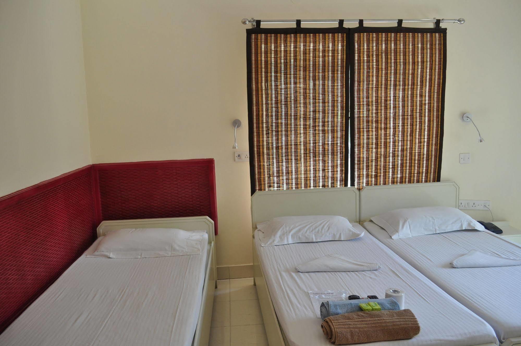 Hotel Kabli New Delhi Exteriör bild