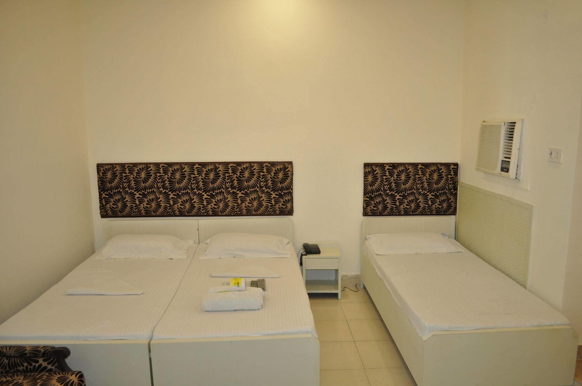 Hotel Kabli New Delhi Exteriör bild