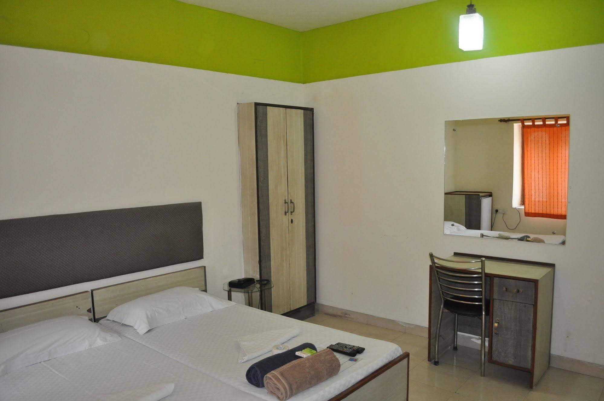 Hotel Kabli New Delhi Exteriör bild
