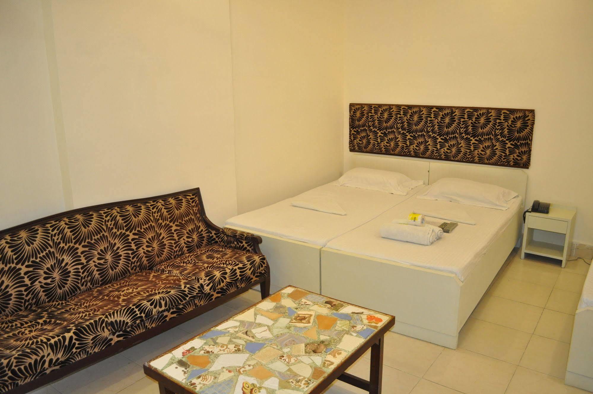 Hotel Kabli New Delhi Exteriör bild