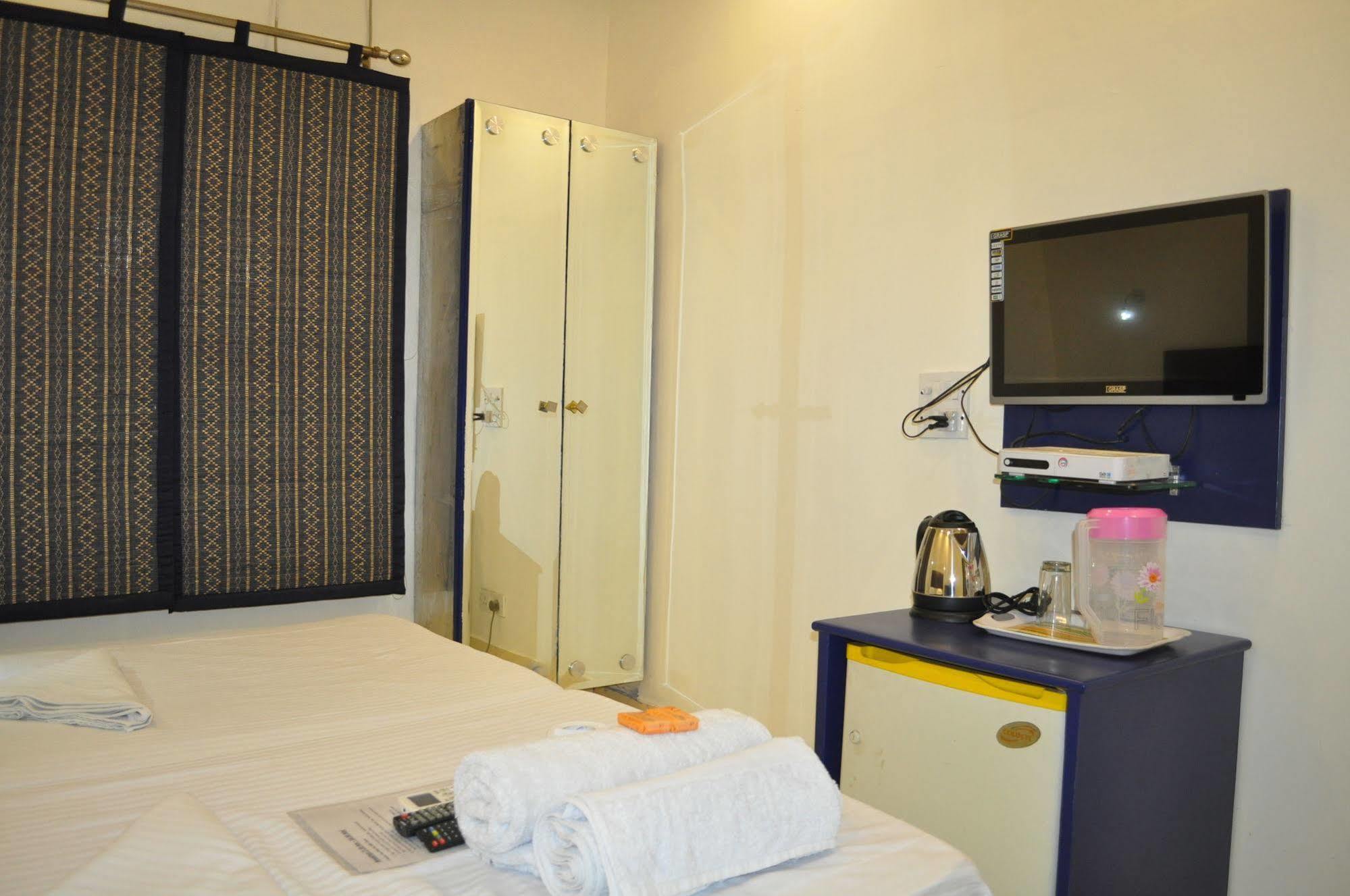 Hotel Kabli New Delhi Exteriör bild