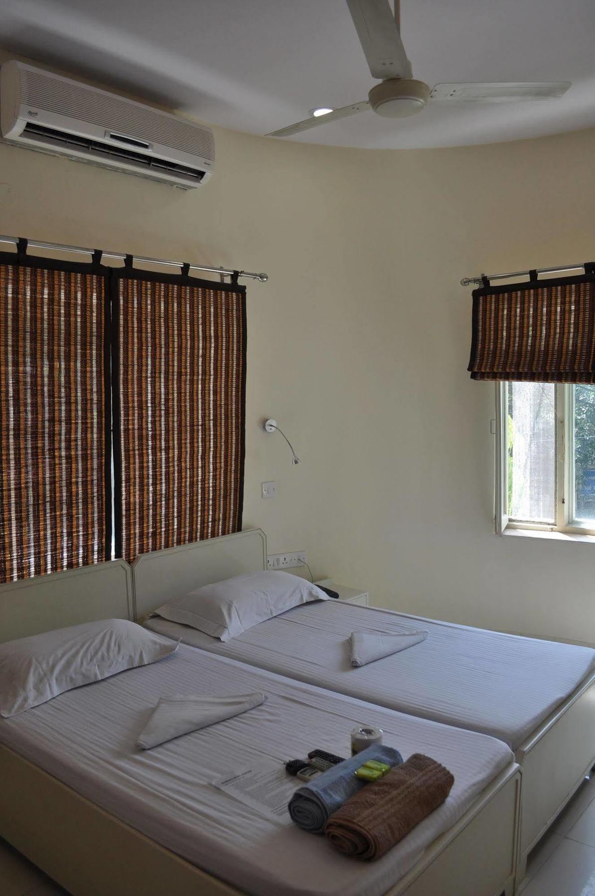Hotel Kabli New Delhi Exteriör bild