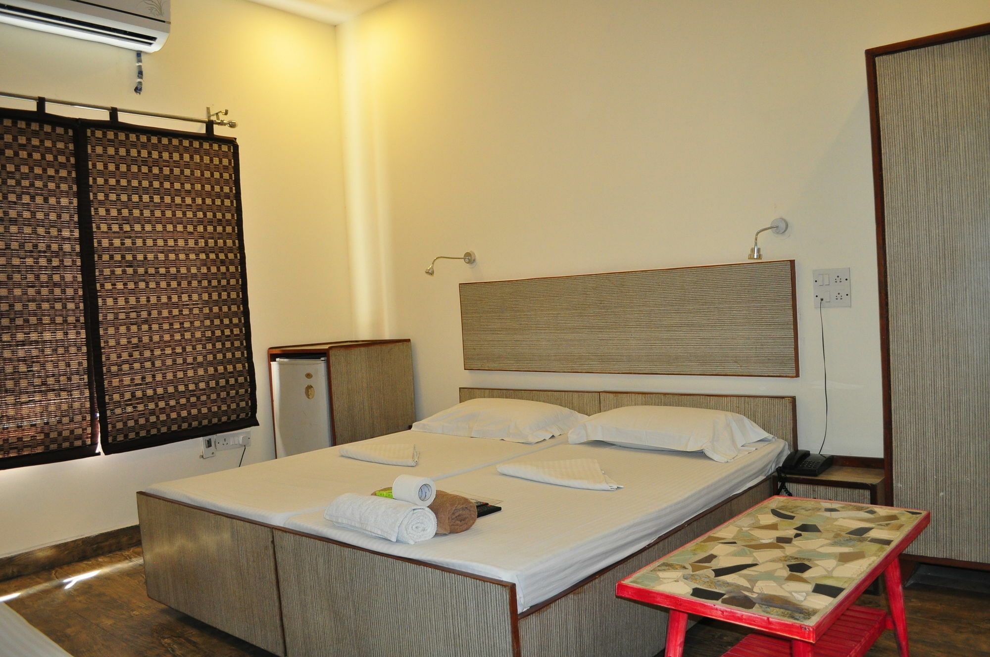 Hotel Kabli New Delhi Exteriör bild